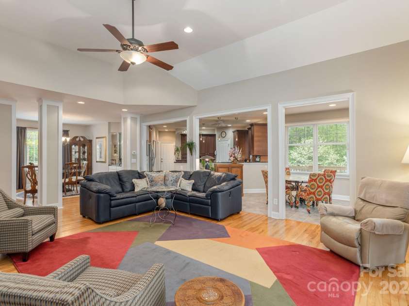 110 FOX CHASE Drive, Hendersonville, NC 28739.  MLS# CAR4136078, YatesRealty ID 1506. 