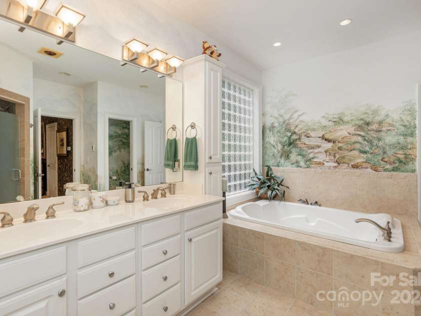 110 FOX CHASE Drive, Hendersonville, NC 28739.  MLS# CAR4136078, YatesRealty ID 1506. 