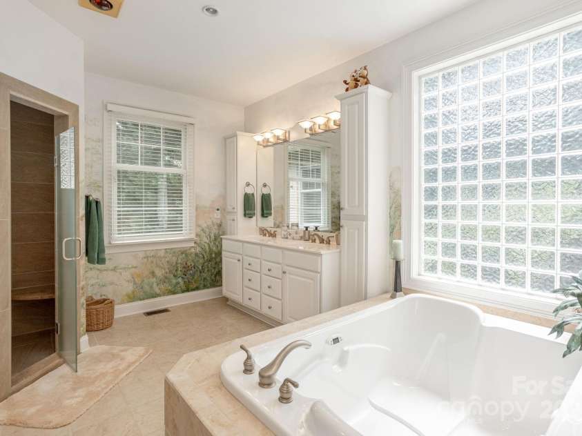 110 FOX CHASE Drive, Hendersonville, NC 28739.  MLS# CAR4136078, YatesRealty ID 1506. 