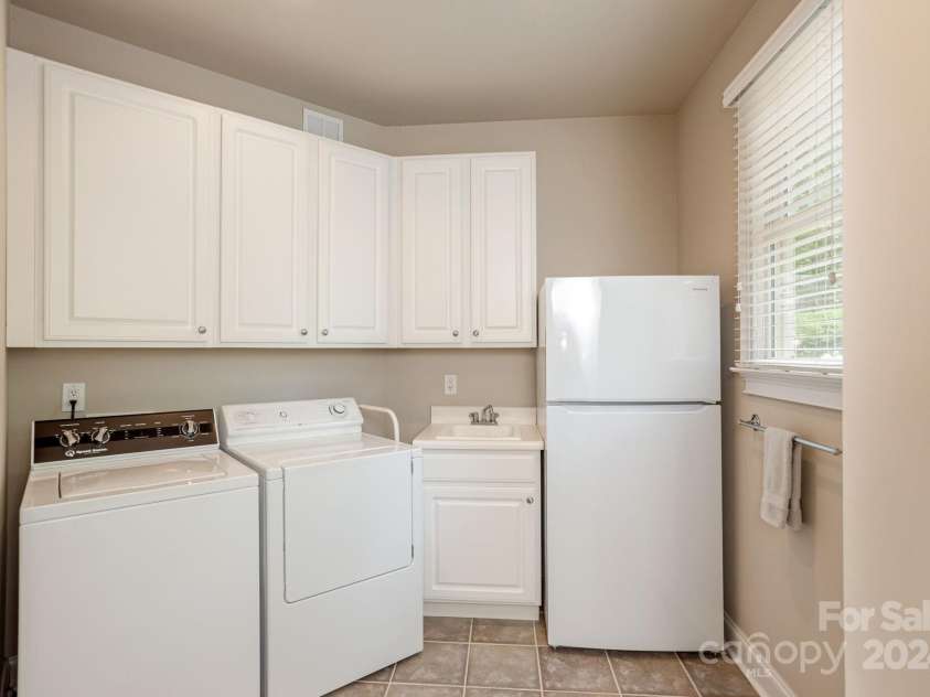 110 FOX CHASE Drive, Hendersonville, NC 28739.  MLS# CAR4136078, YatesRealty ID 1506. 