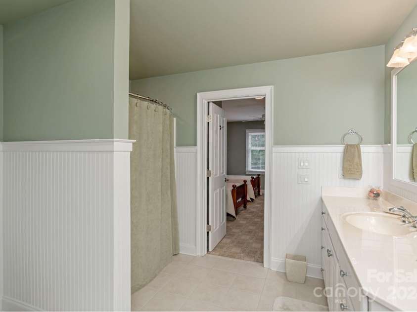 110 FOX CHASE Drive, Hendersonville, NC 28739.  MLS# CAR4136078, YatesRealty ID 1506. 