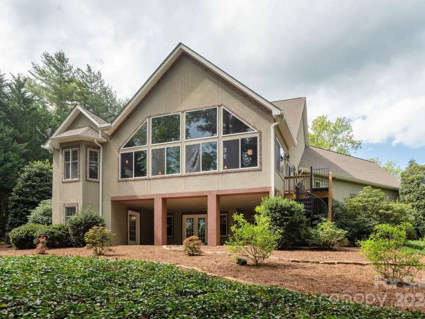 110 FOX CHASE Drive, Hendersonville, NC 28739.  MLS# CAR4136078, YatesRealty ID 1506. 