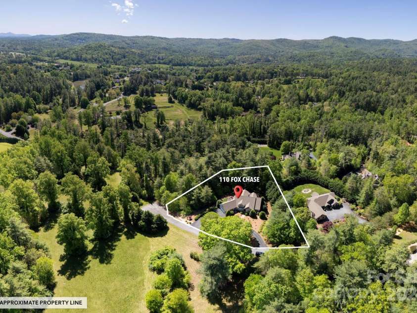 110 FOX CHASE Drive, Hendersonville, NC 28739.  MLS# CAR4136078, YatesRealty ID 1506. 