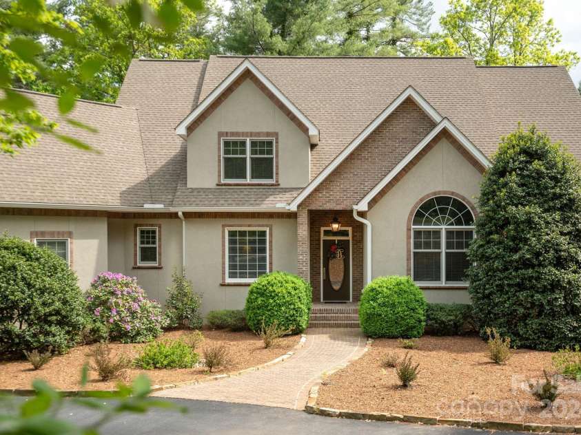 110 FOX CHASE Drive, Hendersonville, NC 28739.  MLS# CAR4136078, YatesRealty ID 1506. 