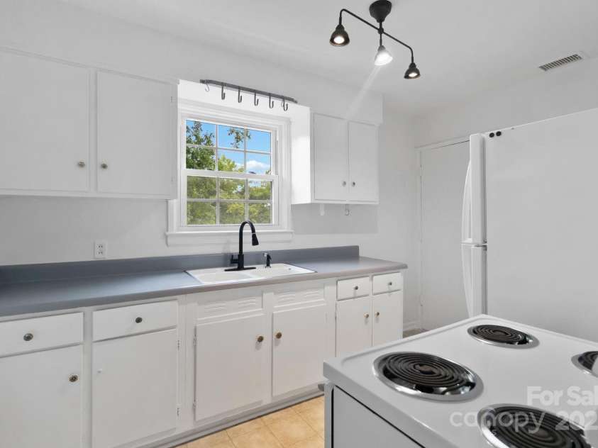 343 Wakefield Drive, Charlotte, NC 28209.  MLS# CAR4291383, YatesRealty ID 1506. 