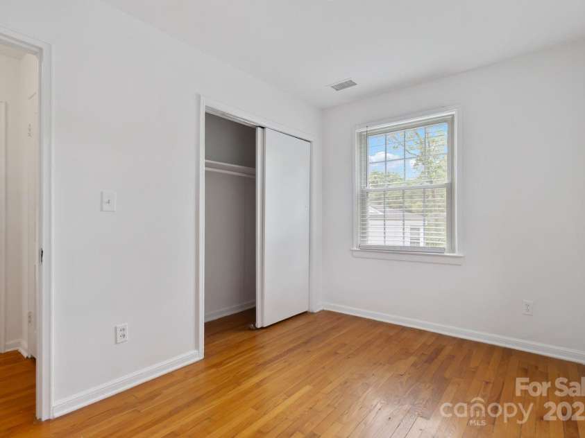 343 Wakefield Drive, Charlotte, NC 28209.  MLS# CAR4291383, YatesRealty ID 1506. 