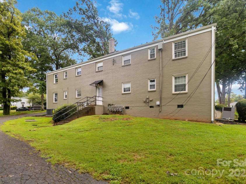 343 Wakefield Drive, Charlotte, NC 28209.  MLS# CAR4291383, YatesRealty ID 1506. 