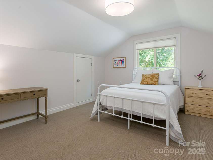 17 Beaverdam Court, Asheville, NC 28804.  MLS# CAR4302780, YatesRealty ID 15060. 