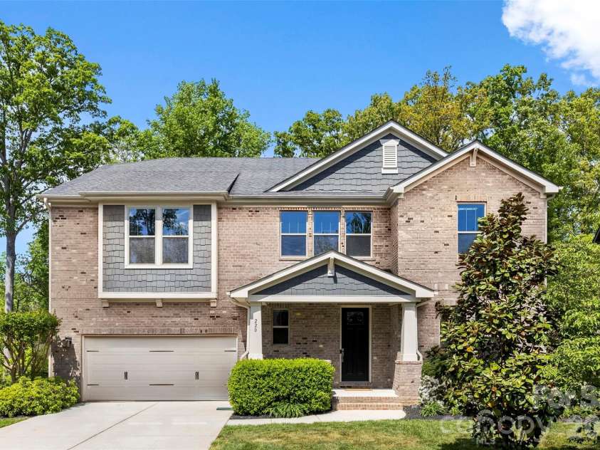 220 Kingsdown Avenue, Charlotte, NC 28270.  MLS# CAR4359368, YatesRealty ID 15060. Welcome Home!