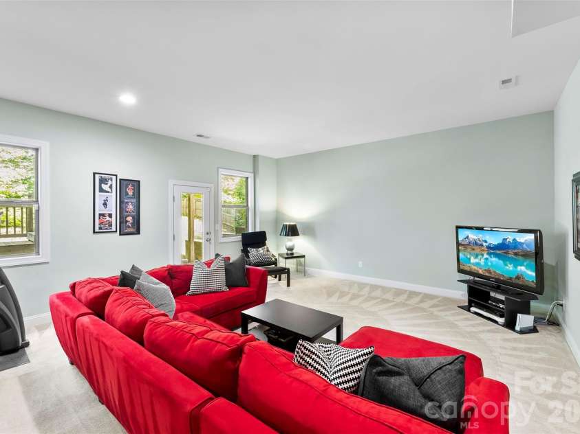 220 Kingsdown Avenue, Charlotte, NC 28270.  MLS# CAR4423141, YatesRealty ID 15060. Large Open Basement with High Ceilings