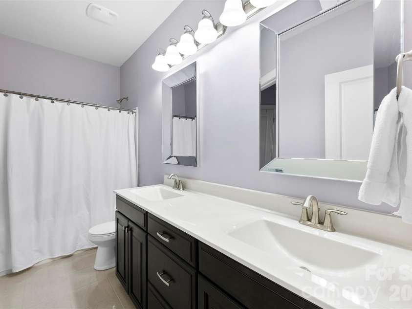 220 Kingsdown Avenue, Charlotte, NC 28270.  MLS# CAR4423141, YatesRealty ID 15060. Upstairs Hall Bathroom