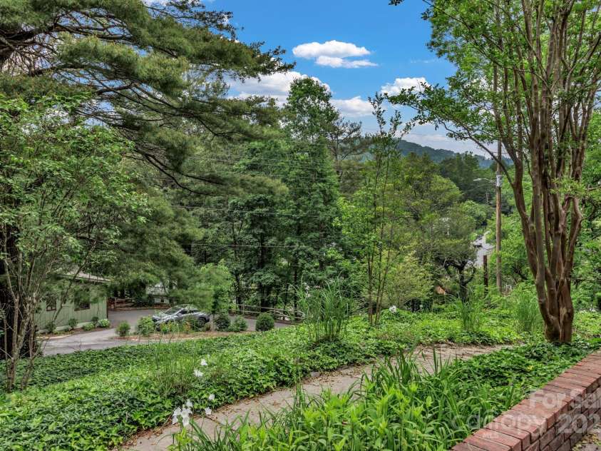 8 Chunns View Drive, Asheville, NC 28805.  MLS# CAR4258237, YatesRealty ID 15062. 