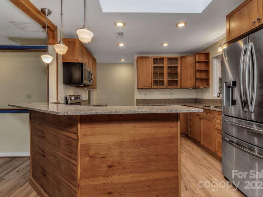 8 Chunns View Drive, Asheville, NC 28805.  MLS# CAR4258237, YatesRealty ID 15062. 