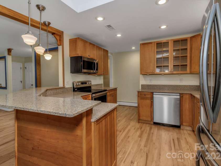 8 Chunns View Drive, Asheville, NC 28805.  MLS# CAR4258237, YatesRealty ID 15062. 