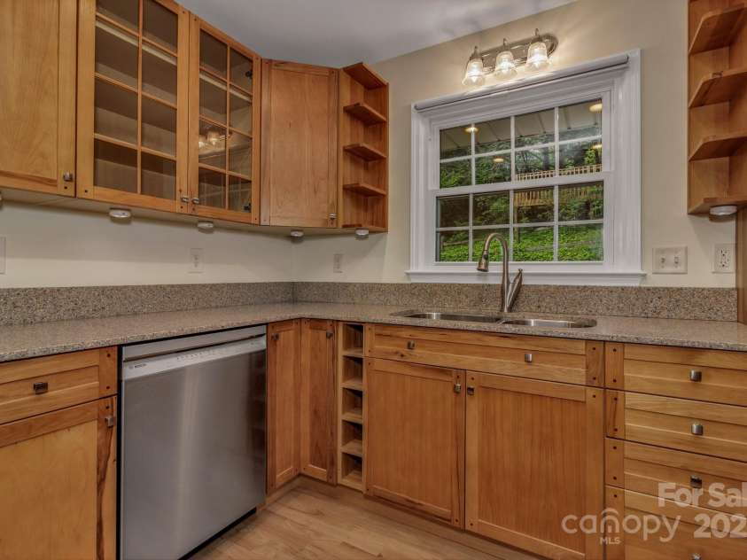 8 Chunns View Drive, Asheville, NC 28805.  MLS# CAR4258237, YatesRealty ID 15062. 