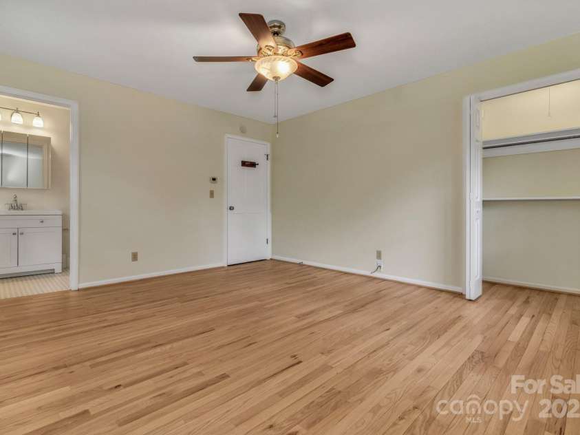 8 Chunns View Drive, Asheville, NC 28805.  MLS# CAR4258237, YatesRealty ID 15062. 