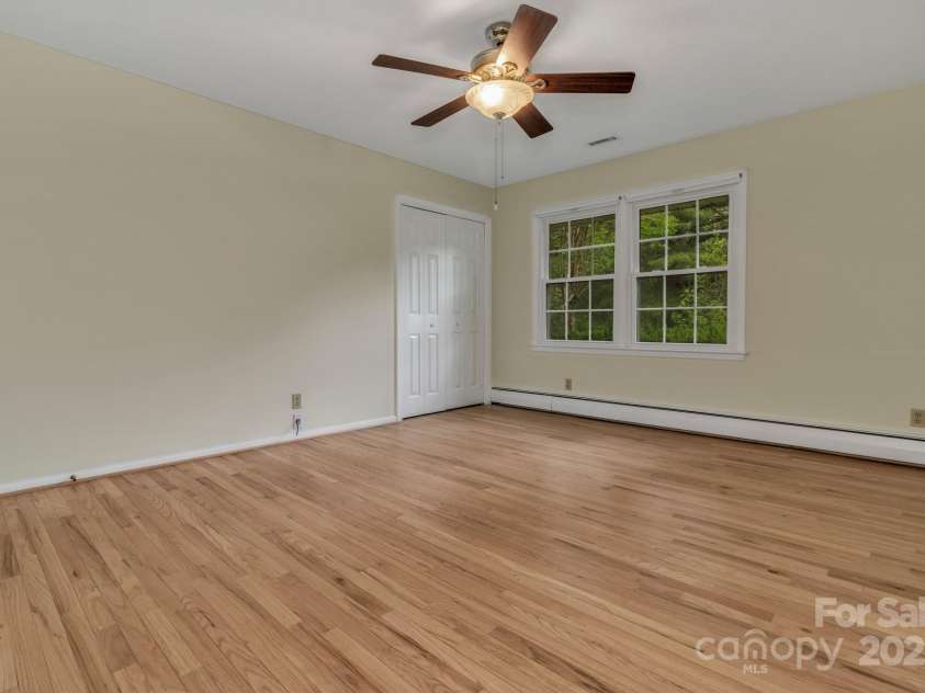 8 Chunns View Drive, Asheville, NC 28805.  MLS# CAR4258237, YatesRealty ID 15062. 