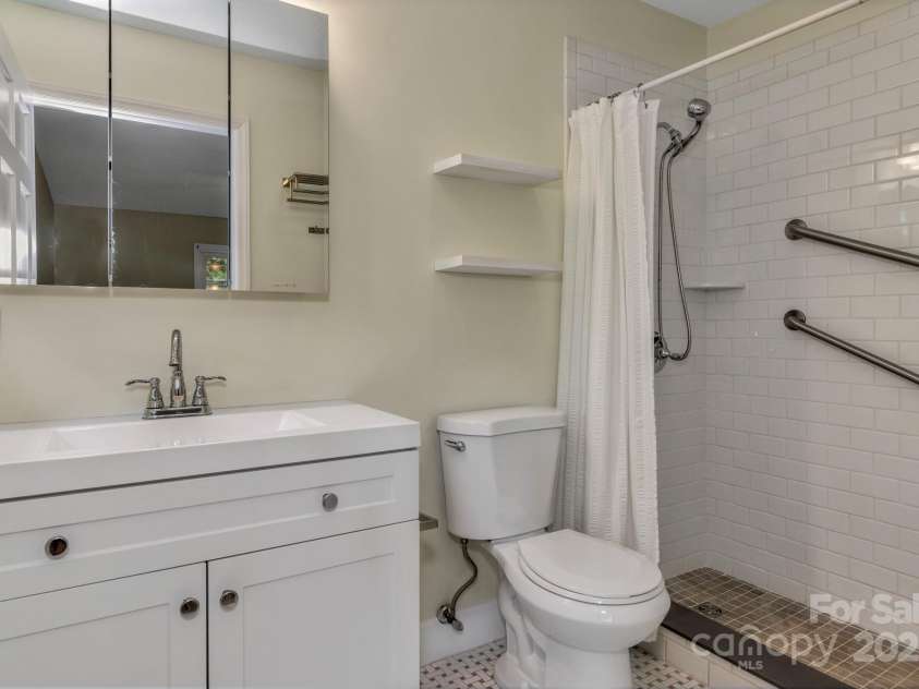 8 Chunns View Drive, Asheville, NC 28805.  MLS# CAR4258237, YatesRealty ID 15062. 