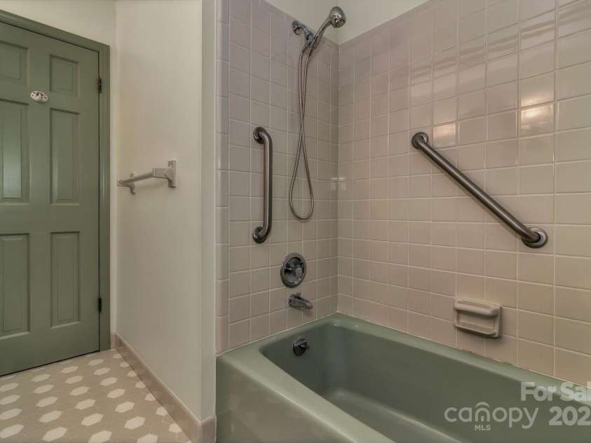 8 Chunns View Drive, Asheville, NC 28805.  MLS# CAR4258237, YatesRealty ID 15062. 