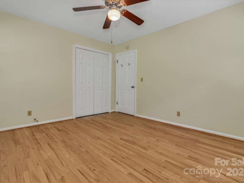 8 Chunns View Drive, Asheville, NC 28805.  MLS# CAR4258237, YatesRealty ID 15062. 