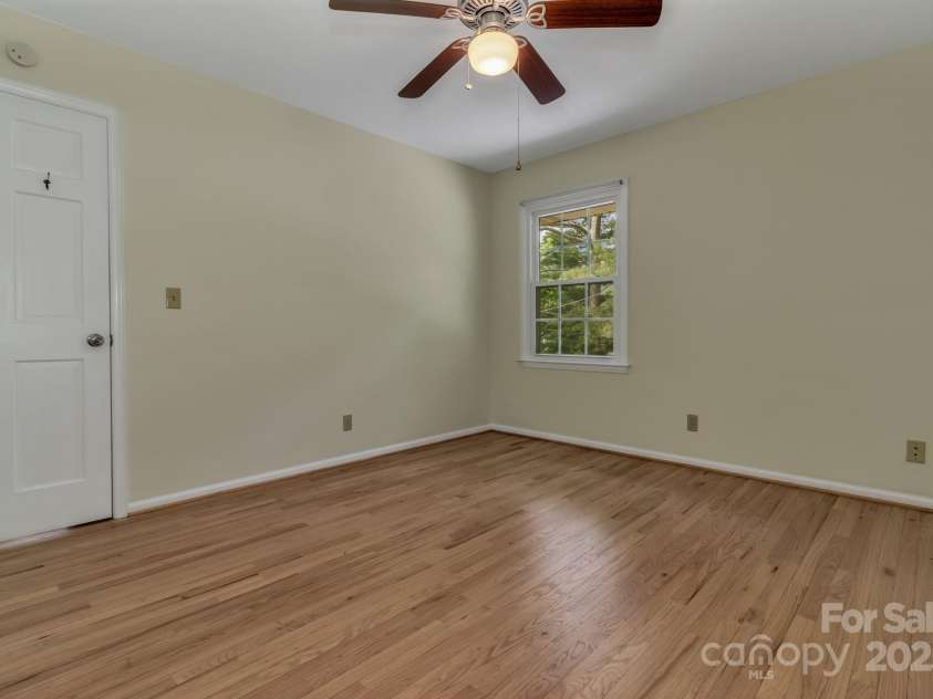 8 Chunns View Drive, Asheville, NC 28805.  MLS# CAR4258237, YatesRealty ID 15062. 