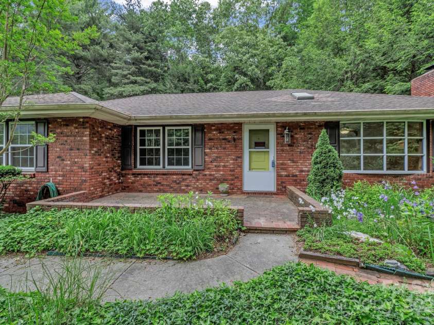 8 Chunns View Drive, Asheville, NC 28805.  MLS# CAR4258237, YatesRealty ID 15062. Everyone wants a Brick Rancher!