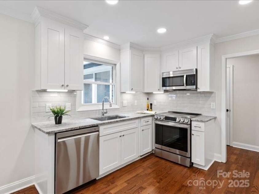 300 Hugh Crocker Road, Matthews, NC 28104.  MLS# CAR4254720, YatesRealty ID 15063. Brand New Kitchen with beautiful quartz counters, new cabinetry and stainless appliances.