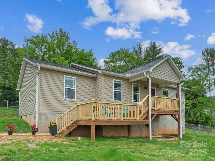 618 Enka Lake Road, Candler, NC 28715.  MLS# CAR4260345, YatesRealty ID 15064. 