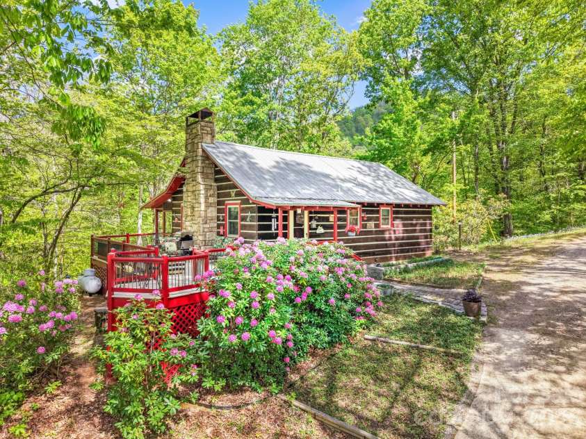 80 Corbin Hills Drive, Franklin, NC 28734.  MLS# CAR4373570, YatesRealty ID 15064. 