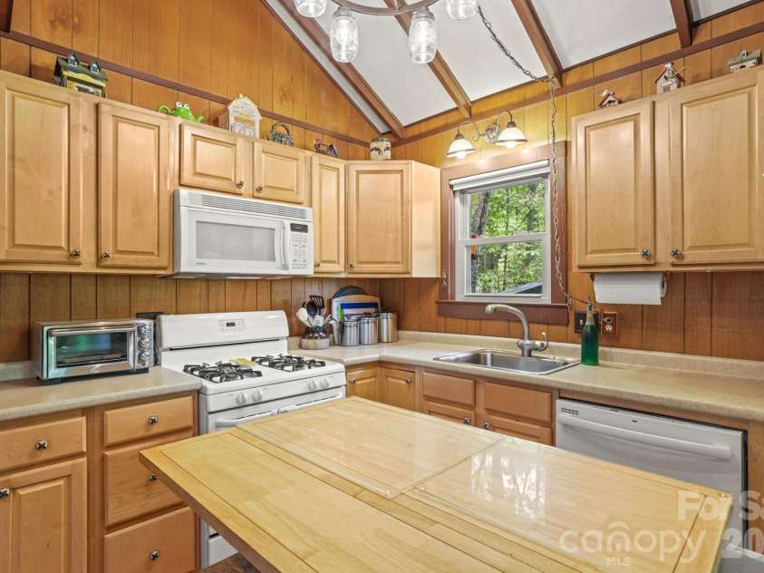 80 Corbin Hills Drive, Franklin, NC 28734.  MLS# CAR4373570, YatesRealty ID 15064. 