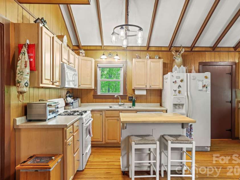 80 Corbin Hills Drive, Franklin, NC 28734.  MLS# CAR4373570, YatesRealty ID 15064. 