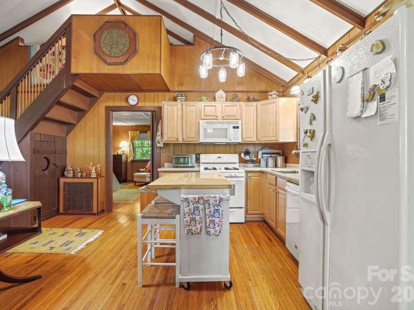 80 Corbin Hills Drive, Franklin, NC 28734.  MLS# CAR4373570, YatesRealty ID 15064. 