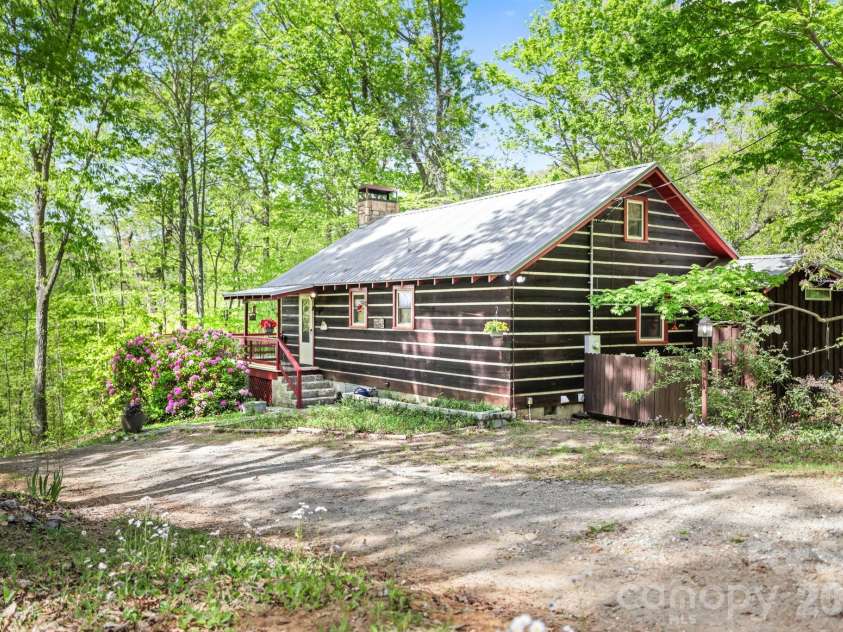 80 Corbin Hills Drive, Franklin, NC 28734.  MLS# CAR4373570, YatesRealty ID 15064. 