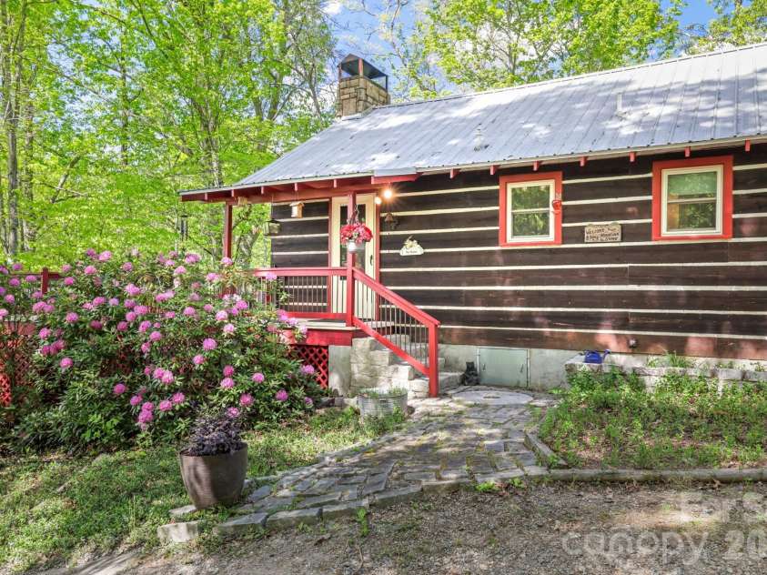 80 Corbin Hills Drive, Franklin, NC 28734.  MLS# CAR4373570, YatesRealty ID 15064. 