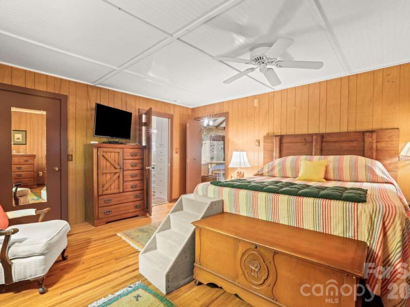 80 Corbin Hills Drive, Franklin, NC 28734.  MLS# CAR4373570, YatesRealty ID 15064. 