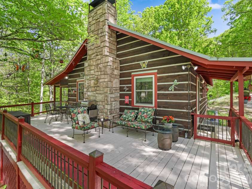 80 Corbin Hills Drive, Franklin, NC 28734.  MLS# CAR4373570, YatesRealty ID 15064. 
