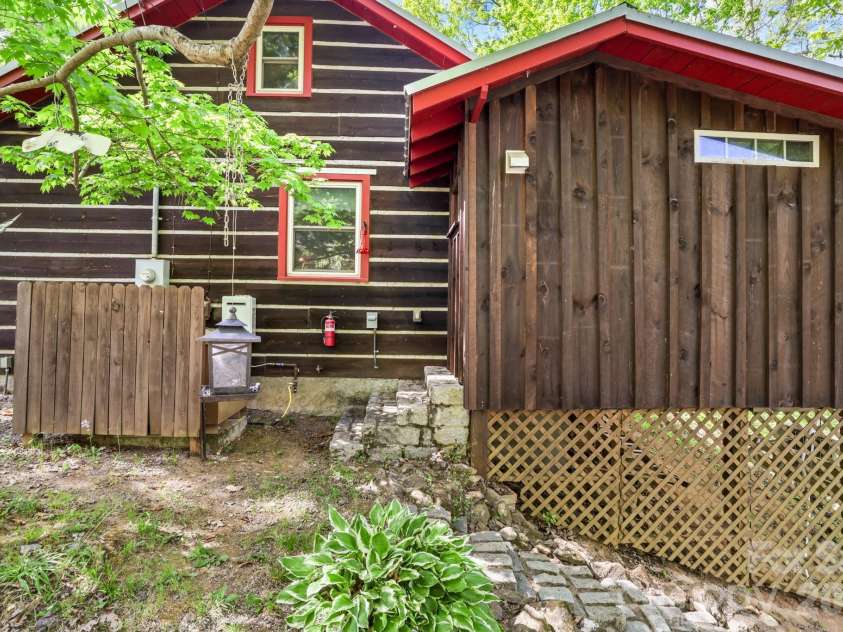80 Corbin Hills Drive, Franklin, NC 28734.  MLS# CAR4373570, YatesRealty ID 15064. 