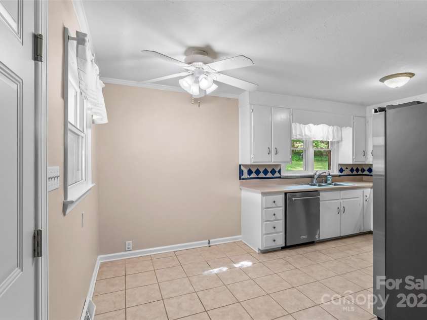 1125 Windy Acres Street, Morganton, NC 28655.  MLS# CAR4263011, YatesRealty ID 15065. Eat-in Dining Room