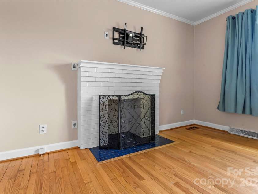 1125 Windy Acres Street, Morganton, NC 28655.  MLS# CAR4263011, YatesRealty ID 15065. Living room