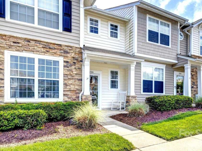 226 Dawn Mist Lane, Fort Mill, SC 29708.  MLS# CAR4369193, YatesRealty ID 15066. Welcome Home!