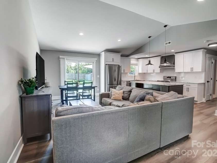 3612 Cobbleridge Drive, Charlotte, NC 28215.  MLS# CAR4245091, YatesRealty ID 15067. 