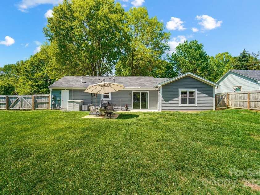 3612 Cobbleridge Drive, Charlotte, NC 28215.  MLS# CAR4245091, YatesRealty ID 15067. 