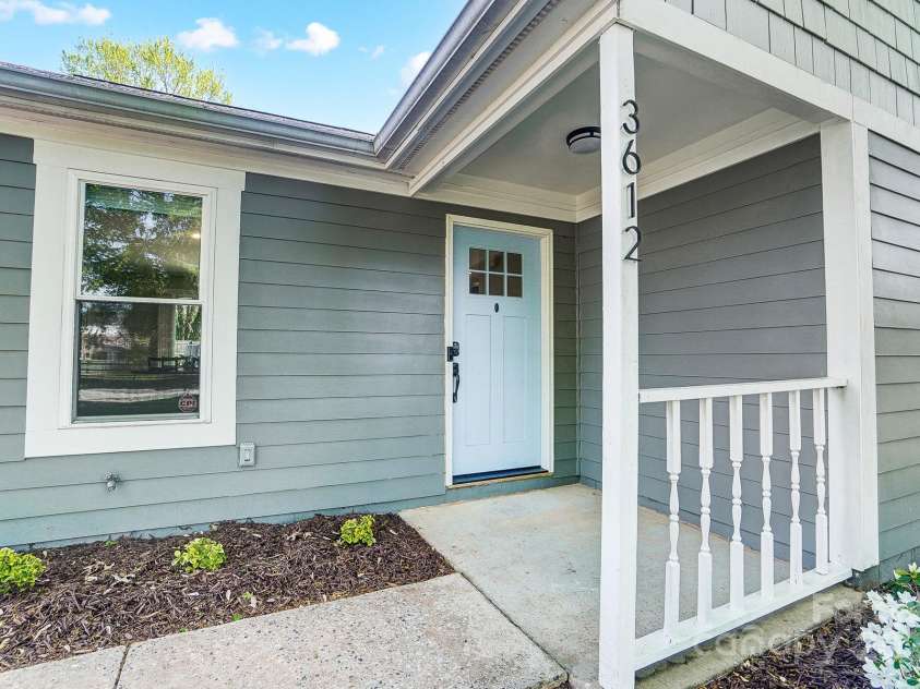 3612 Cobbleridge Drive, Charlotte, NC 28215.  MLS# CAR4245091, YatesRealty ID 15067. 