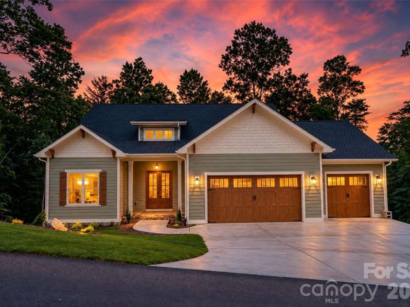 227 Northview Drive, Hendersonville, NC 28791.  MLS# CAR4359426, YatesRealty ID 15068. 