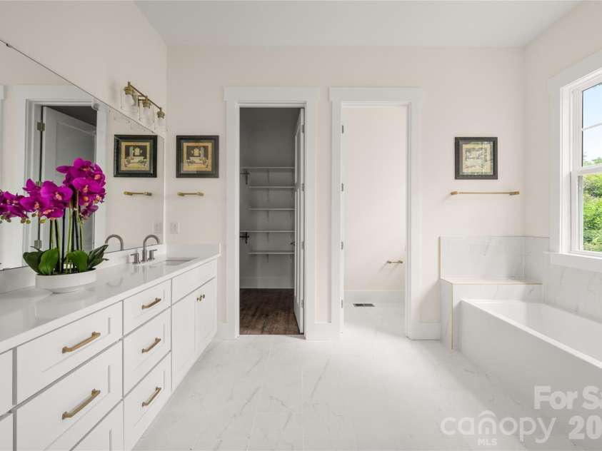 227 Northview Drive, Hendersonville, NC 28791.  MLS# CAR4359426, YatesRealty ID 15068. Main floor primary suite full bath