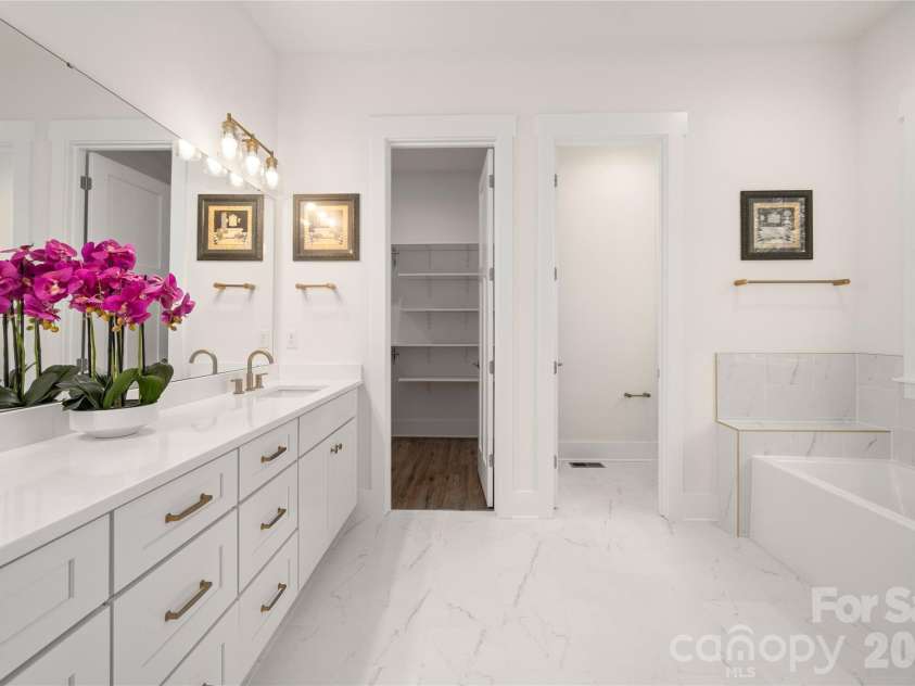 227 Northview Drive, Hendersonville, NC 28791.  MLS# CAR4359426, YatesRealty ID 15068. Main-level primary suite bathroom