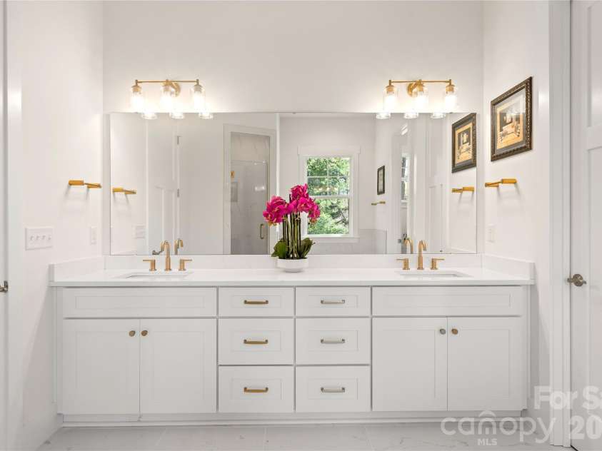 227 Northview Drive, Hendersonville, NC 28791.  MLS# CAR4359426, YatesRealty ID 15068. Main-level primary suite bathroom