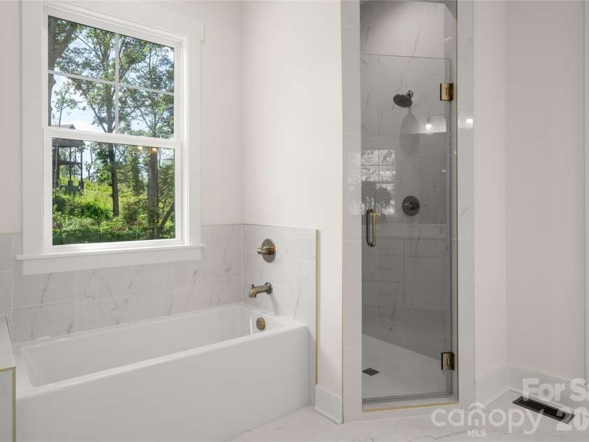 227 Northview Drive, Hendersonville, NC 28791.  MLS# CAR4359426, YatesRealty ID 15068. Main-level primary suite bathroom