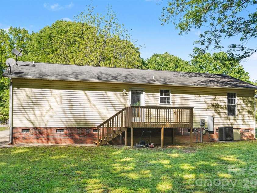 112 Ridgewood Drive, York, SC 29745.  MLS# CAR4370914, YatesRealty ID 15069. 