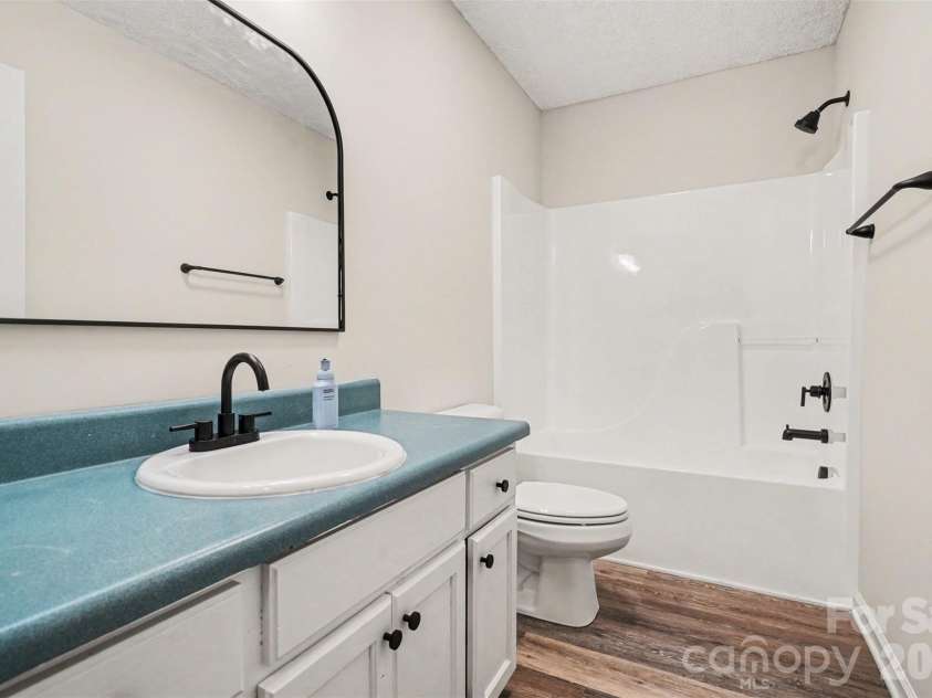 112 Ridgewood Drive, York, SC 29745.  MLS# CAR4370914, YatesRealty ID 15069. Hall bathroom 